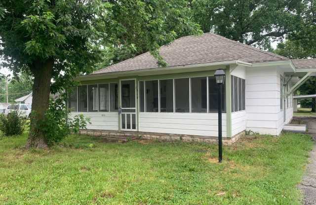 Adorable and large 3 bedroom house with screen in Porch! Appliances included and pets allowed! photos photos