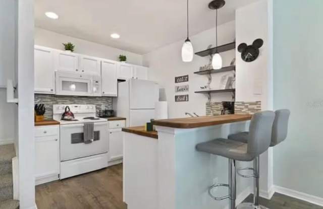 4560 YELLOWGOLD ROAD E photos photos