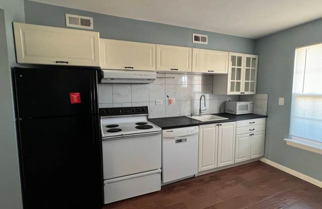 Convenient Denver 2-Bed Condo Near Walmart, Cherry Creek & I-25 Gallery 4