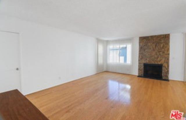 1242 South Barrington Avenue Gallery 3