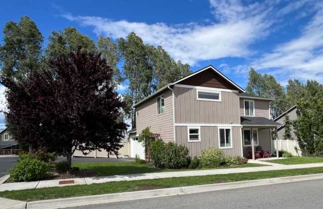 Beautifully constructed! 3 bed/2.5 bath home with fenced yard 2 car garage! photos photos