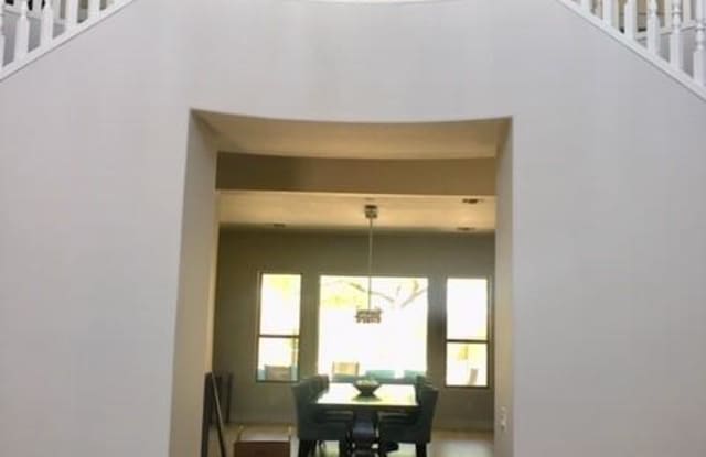 3612 E ROBIN Lane Gallery 4