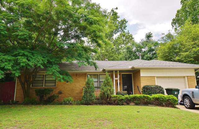 Charming 2 bedroom home in the center of Norman - 1226 Caddell Lane, Norman, OK 73069