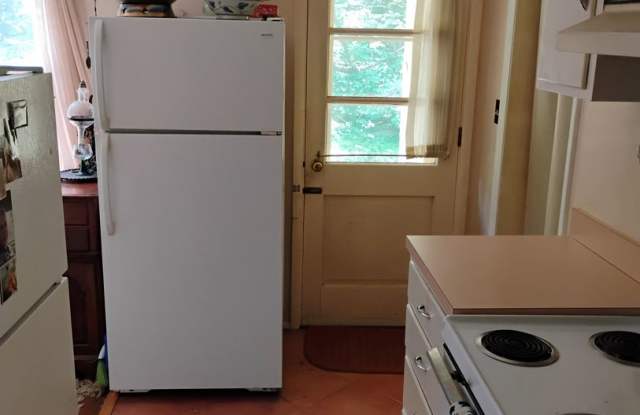 Spacious Furnished 3-4 Bedroom Home Near Dartmouth Gallery 4