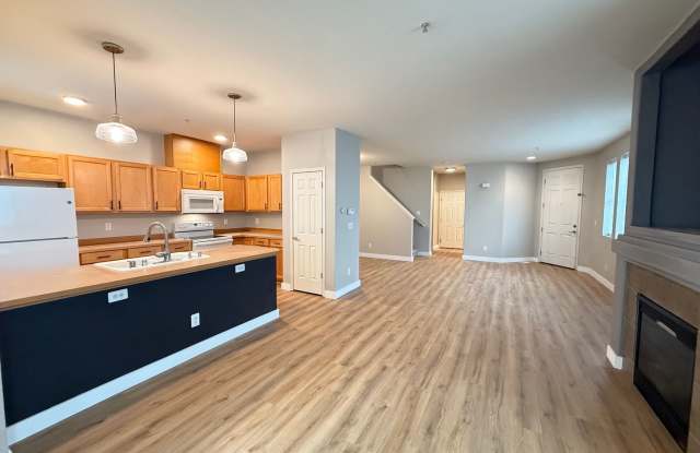 Large Corner Unit Townhome - 2 Car Garage Gallery 1
