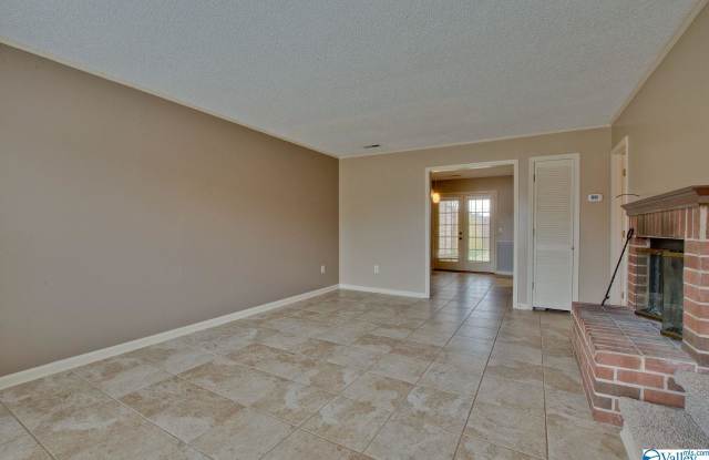 112 CRESCENT CIRCLE Gallery 2