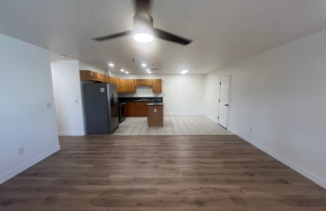 Clean Neat 1300 sqft. 1/2 Plex in the Brighton Community of Sacramento. Gallery 4