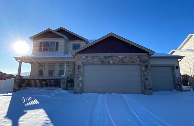 Spacious East Side Home with Mountain Views | 5 Bed, 3.5 Bath photos photos