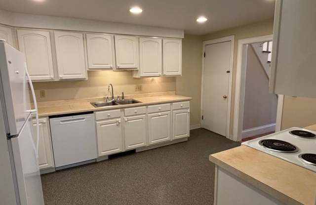 Spacious 2-Bedroom, 2-Bath Duplex with Large Fenced Yard in Williamstown – $2,200/Month Gallery 1