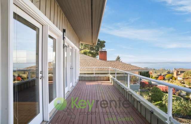 Sophisticated Four Bedroom Home with Vaulted Ceilings Gallery 4