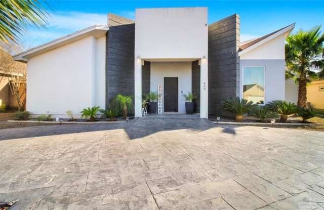 800 New Orleans Circle Gallery 1