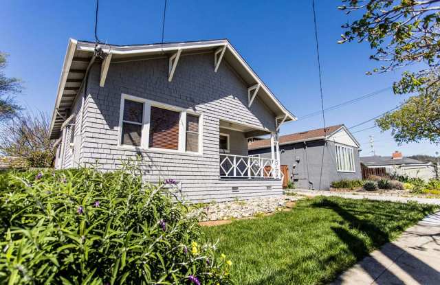 Charming 2 Bedroom House with Expansive Workshop Garage photos photos