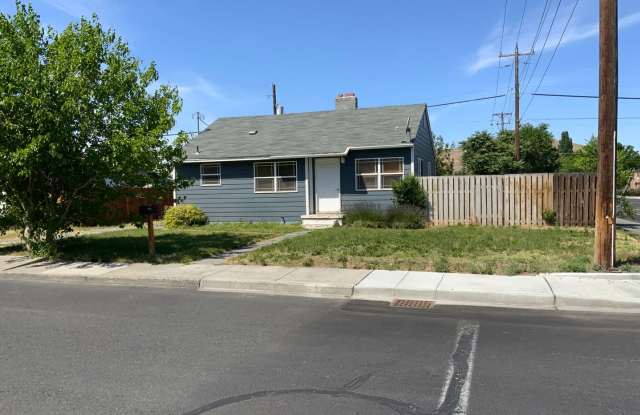 2 bed 1 bath Home for Rent in Ephrata - 5 F Street Southeast, Ephrata, WA 98823