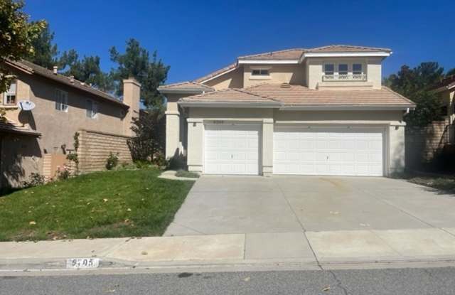 Warm and Welcoming Oak Park Home With Room to Entertain photos photos