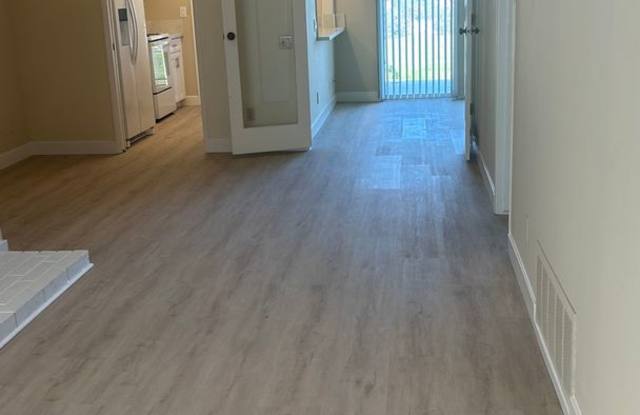 LOVELY ONE STORY CONDO WITH ONE CAR GARAGE Gallery 4