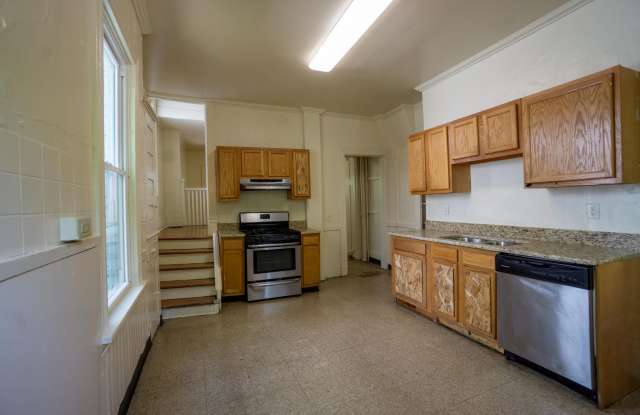 116 Victoria - AVAIL 6/1/2027 - Charming 5 bedroom Home with Hardwoods Short Walk To Eateries and Shops Gallery 3