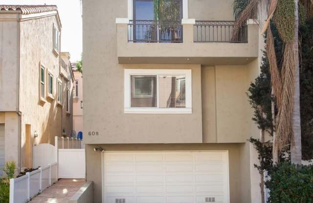 SPACIOUS, TRI-LEVEL, 3BR3.5BA HOME W/ ROOFTOP DECK, BALCONY, YARD  2-CAR GARAGE + DRIVEWAY JUST 50 FT TO GREENBELT  BLOCKS TO PIER AVE, PARK, GREENBELT  LESS THAN 1/2 MILE TO BEACH!! photos photos