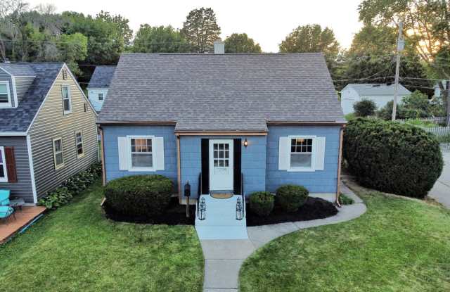 Cute 3 bedroom 1 1/2 bath house in Davenport - 2330 Frances Place, Davenport, IA 52804