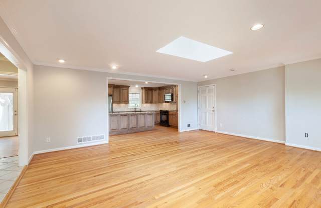Very Spacious 4bd/3.5ba Brookhaven Home w/ 2 Car Garage and Fenced-In Backyard!! photos photos