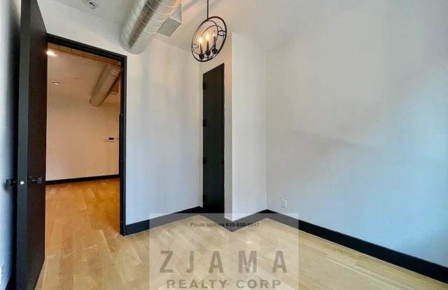 242 Hawthorne Street Gallery 4