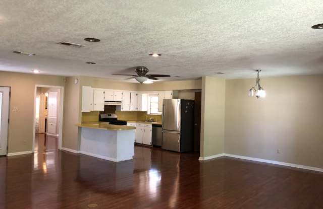 3/2 in Forest Hills Neighborhood. - 243 Pine Valley, Huntsville, TX 77320