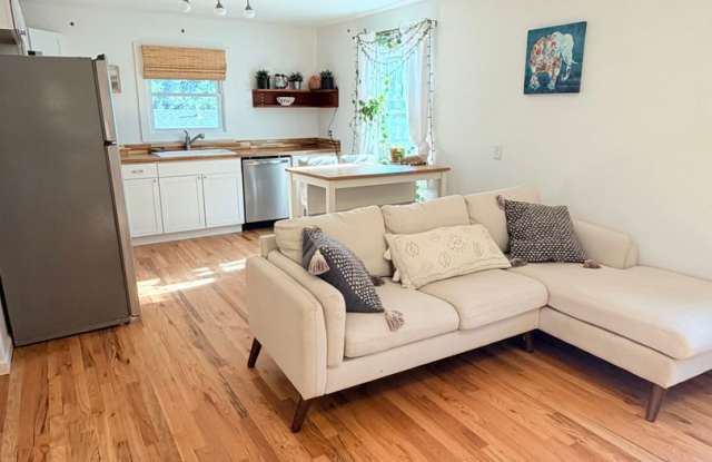 Adorable Furnished 1 Bed 1 Bath With Bonus Room! Dog Friendly! Gallery 4