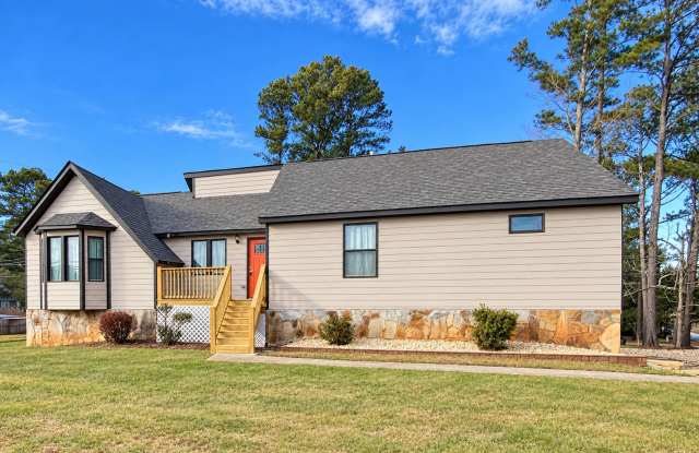 Lovely Spacious & Updated 4 Bed 3 Bath Home In Chapel Hill! Gallery 1