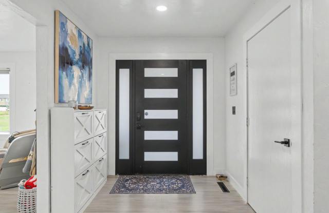 Spacious Furnished Home with 2 Kitchens, Mountain Views and Room to Enjoy Gallery 3