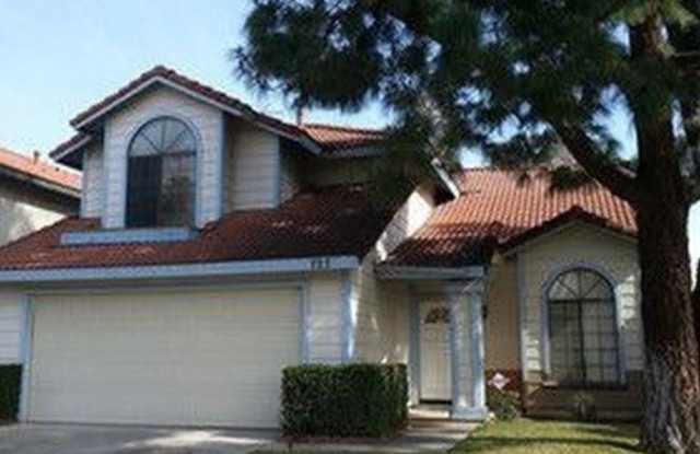 LIVE THE DREAM IN A PRIVATE HOA COMMUNITY IN RIALTO! *** 3 BEDROOM + LOFT! *** photos photos