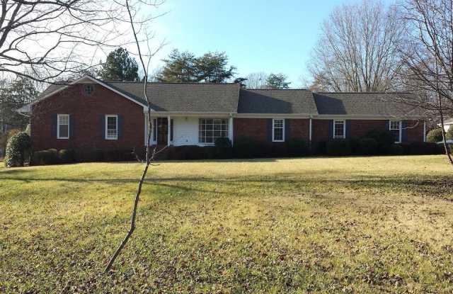 Classic 4BR brick ranch in Summerfield w/pool -- Northern Schools -- Updated Kitchen and Baths - 4704 Pauline Court, Summerfield, NC 27358