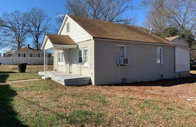 3-Bedroom Home with Spacious Yard & Water/Sewer Included! Gallery 1