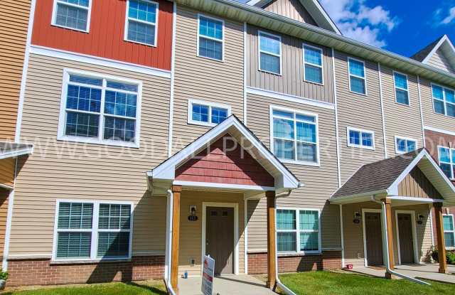 RENT SPECIAL!!! 3 Bedroom 2.5 Bathroom Townhome in West Des Moines Waukee School District - 9120 Greenspire Drive, West Des Moines, IA 50266