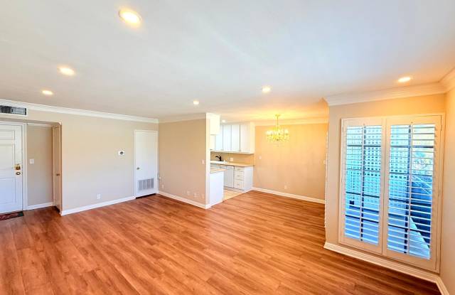 Beautiful Spacious Top Floor Condo 1 bed - 1 bath with parking in Burbank - 4140 Warner Boulevard, Burbank, CA 91505