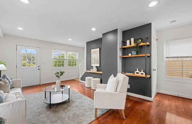 Renovated 2-Bedroom Home in the Heart of Mount Washington with Large Yard & Parking Gallery 4