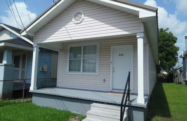 2 Bedroom, 1 bath home in Marrero - 424 Avenue B, Marrero, LA 70072