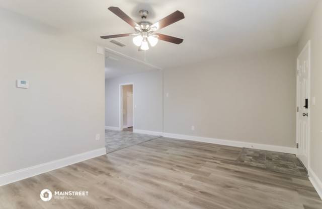 1308 South Locust Avenue Gallery 3