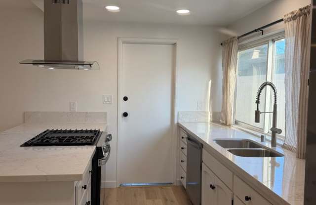 STUNNING Single Story, 3 Bedroom, 2 Car Garage! Gallery 4