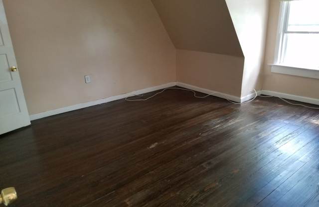 Newly Renovated 7-Bedroom Newark Home – Spacious Gallery 4