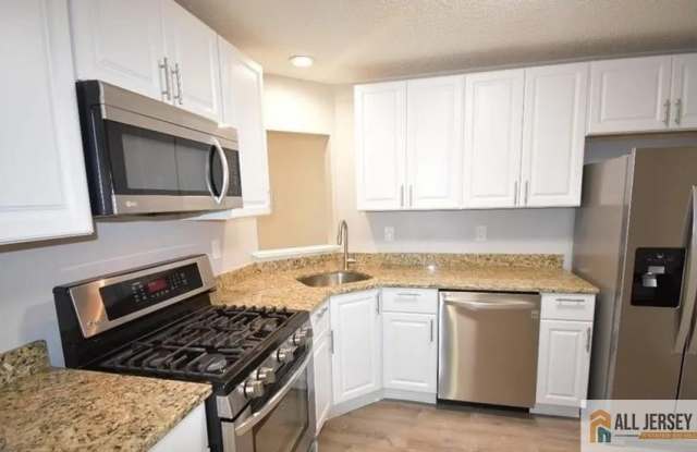 49 Farnham Square - 49 Farnham Square, Sayreville, NJ 08859