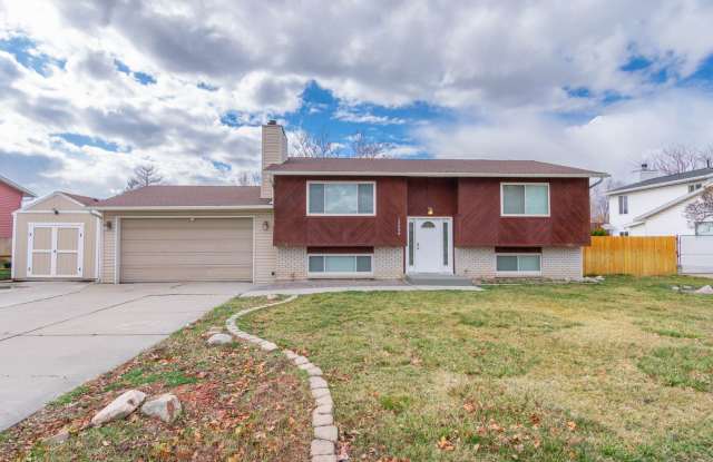 Charming 3-Bedroom Home with Spacious Fenced Yard in Prime Location photos photos