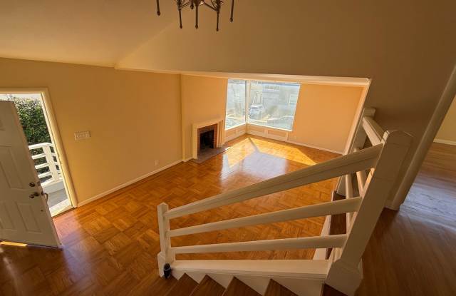 Spacious Westlake Home Gallery 4