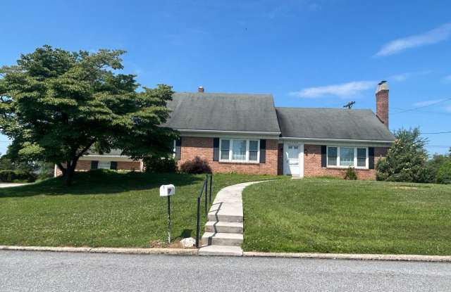 1300 Chapel Dr York PA 17404 ** 5 Bedroom 2.5 Bath photos photos