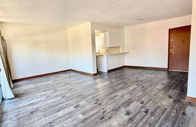 LARGE BRIGHT, ONE BEDROOM WITH A LARGE DEN/ OFFICE SPACE photos photos