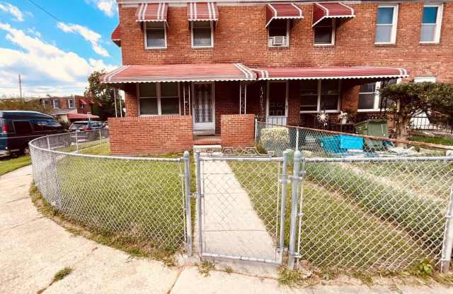 3018 E LARUE Square E Gallery 1