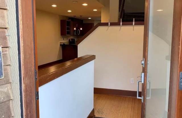 Charming 3BD/2.5BTH Ballard Townhome for Rent! Pet Friendly! Gallery 3