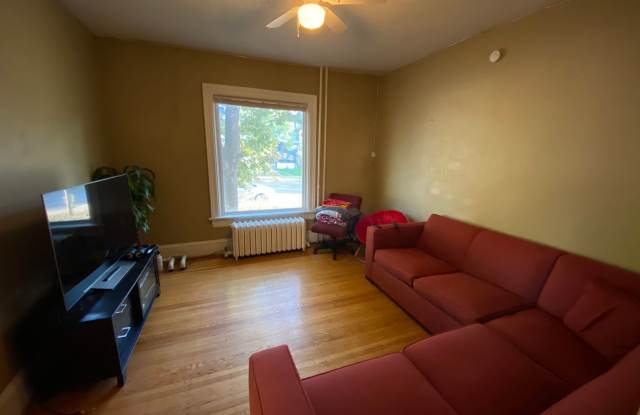 MUST SEE 6BD/2.5BA House + Office, Parking  Laundry! Avail. 9/1/26! Gallery 4