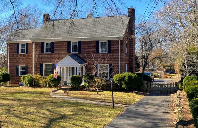 4 Bedroom House in Lynchburg - 1507 Langhorne Road, Lynchburg, VA 24503