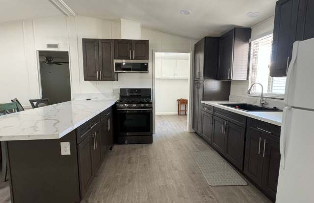 3 BR 2 Bath Fully Remodeled, RV Parking, Gated yard Gallery 4