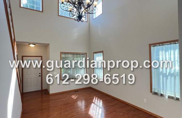 House in Club West Development in Blaine, Open Floor Plan, Vaulted Ceilings, Updated Kitchen, 3 Car Garage Gallery 3