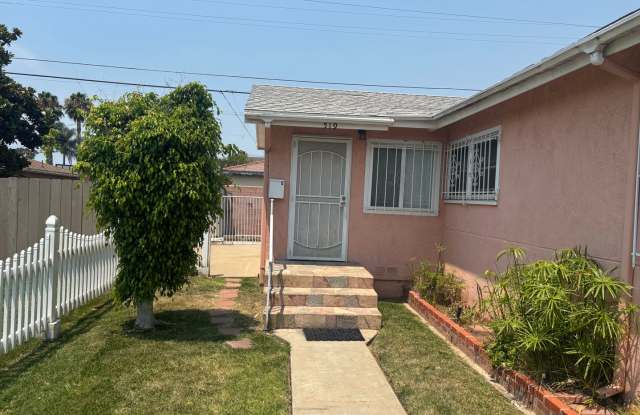 Studio in Chula Vista with spacious backyard. photos photos